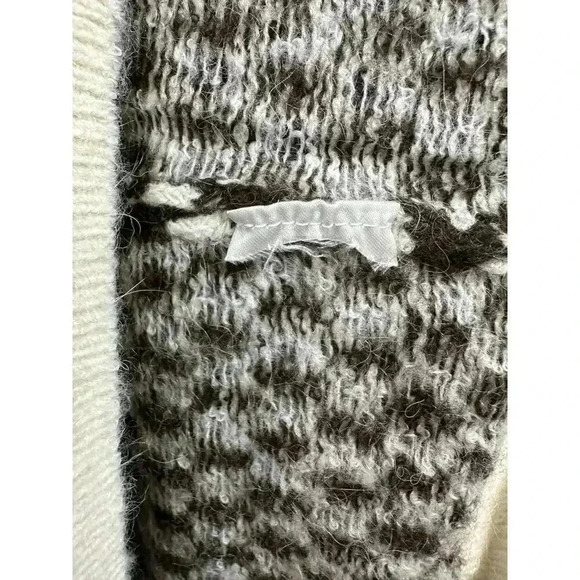 Elegant Black and White Women's Sweater - Picture 10 of 13